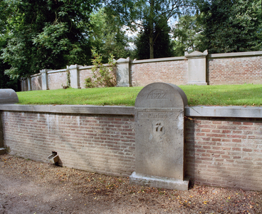 844716 Afbeelding van de grafsteen 'Martens' in de de grafheuvel (rotonde), op de 1e Algemene Begraafplaats Soestbergen ...